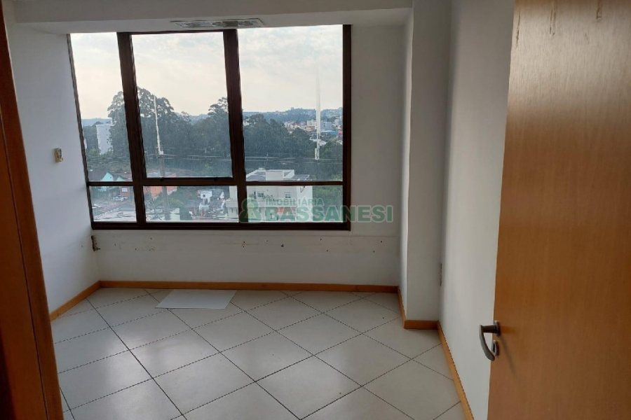 Sala com 488m², 5 vagas, no bairro Sanvitto em Caxias do Sul para Comprar