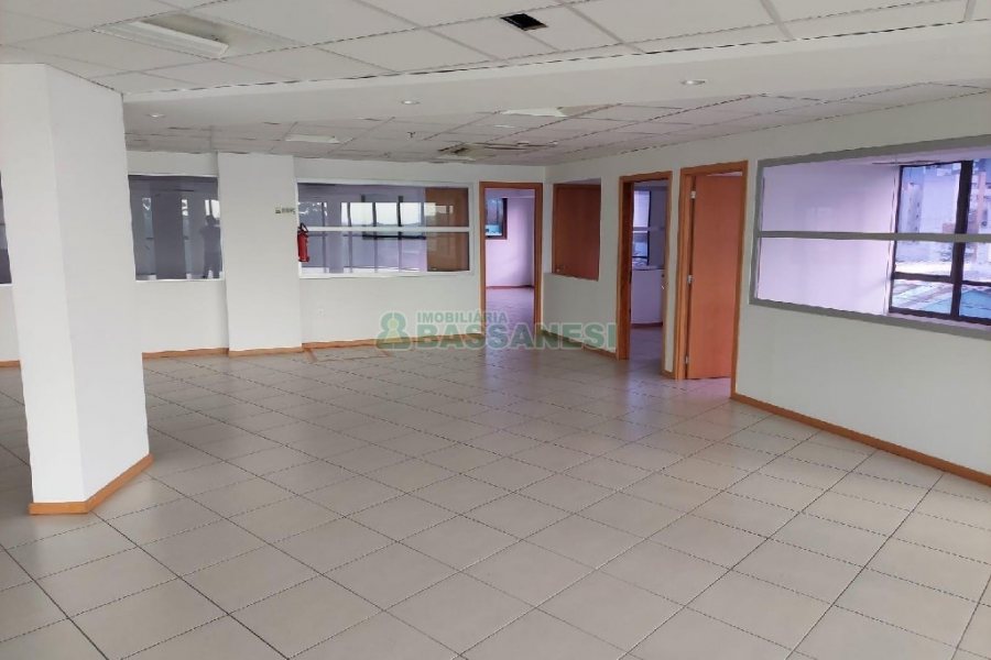 Sala com 488m², 5 vagas, no bairro Sanvitto em Caxias do Sul para Comprar