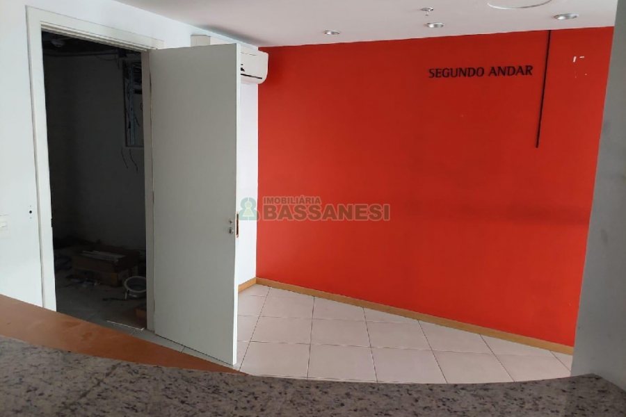 Sala com 488m², 5 vagas, no bairro Sanvitto em Caxias do Sul para Comprar