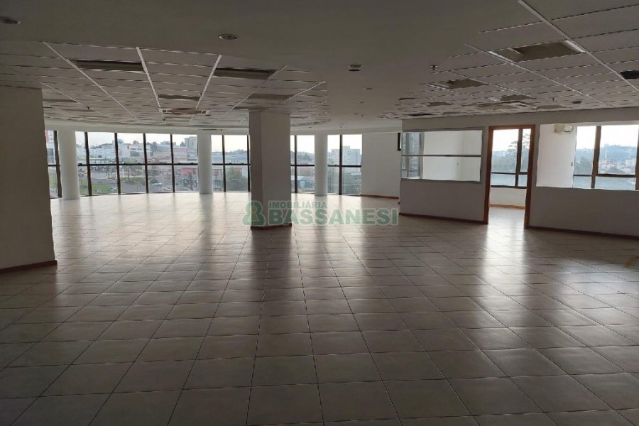Sala com 488m², 5 vagas, no bairro Sanvitto em Caxias do Sul para Comprar