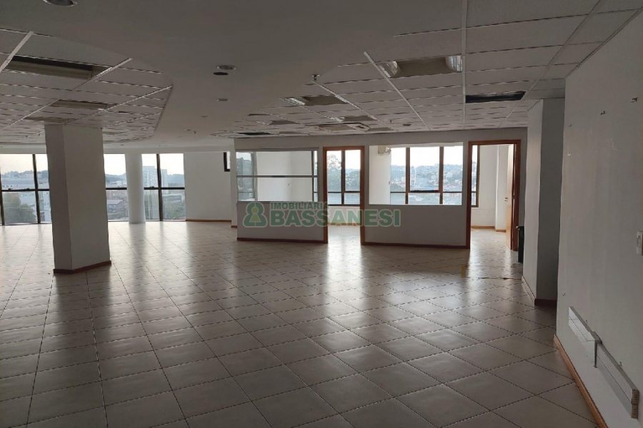 Sala com 488m², 5 vagas, no bairro Sanvitto em Caxias do Sul para Comprar