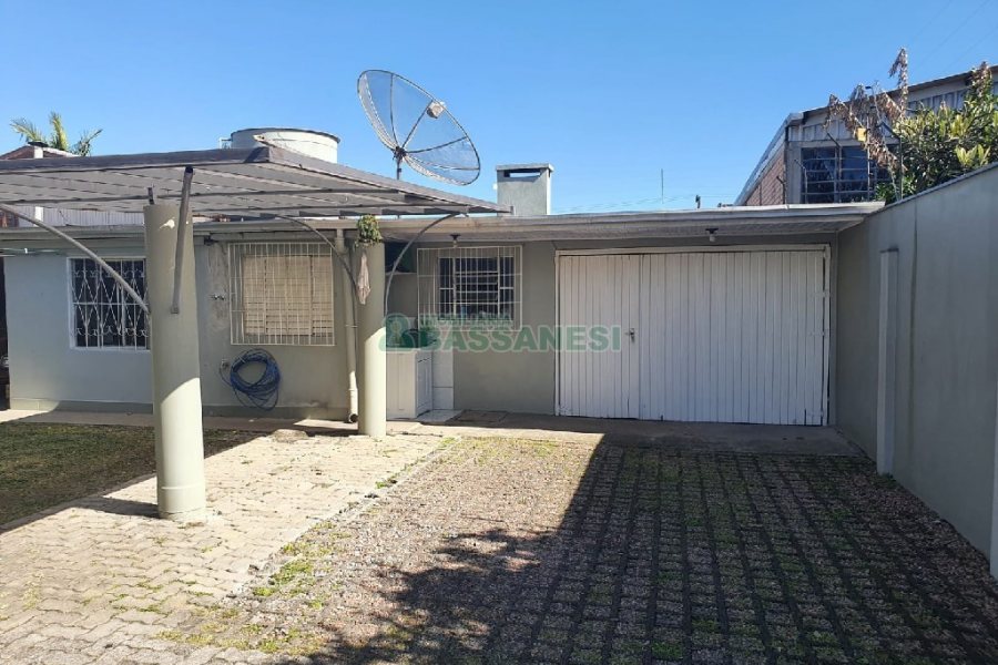 Casa com 327m², 3 dormitórios, 4 vagas, no bairro Interlagos em Caxias do Sul para Comprar