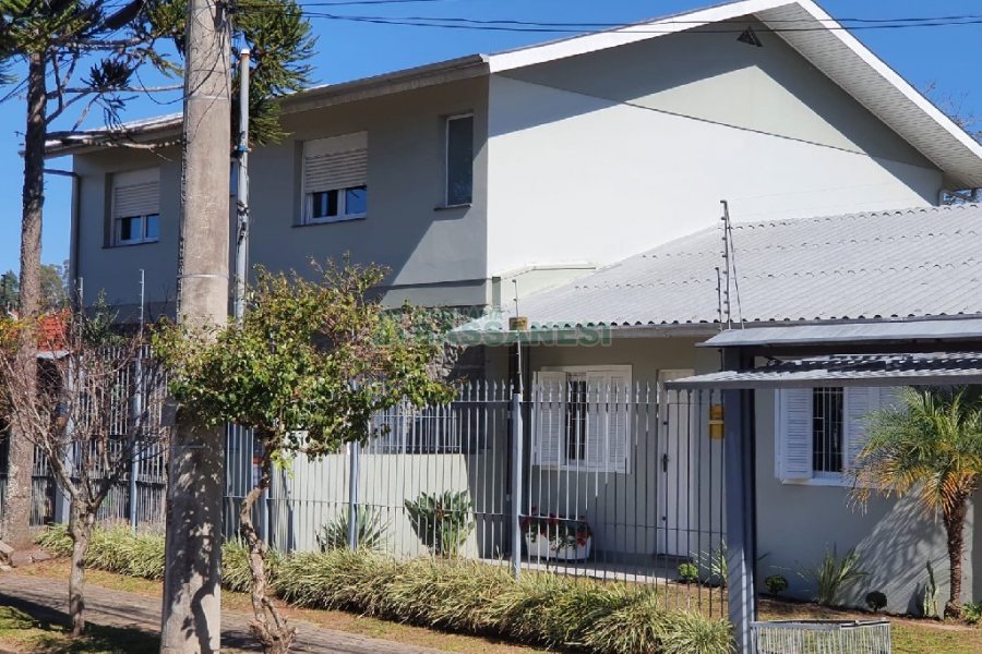 Casa com 327m², 3 dormitórios, 4 vagas, no bairro Interlagos em Caxias do Sul para Comprar
