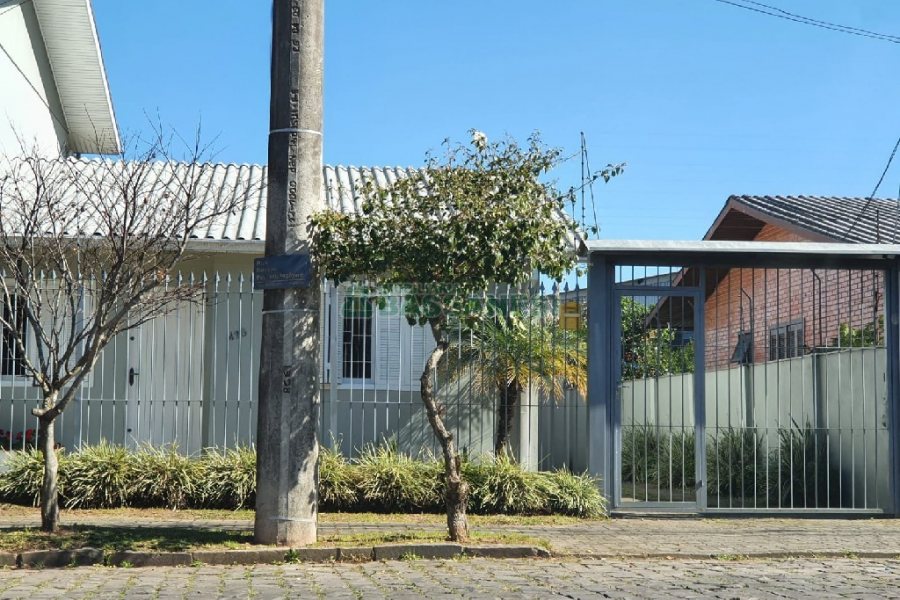 Casa com 327m², 3 dormitórios, 4 vagas, no bairro Interlagos em Caxias do Sul para Comprar