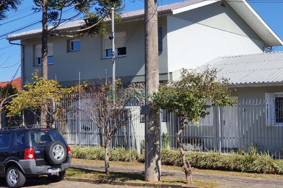 Casa com 327m², 3 dormitórios, 4 vagas, no bairro Interlagos em Caxias do Sul para Comprar