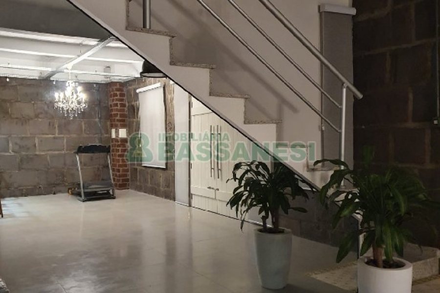 Casa com 327m², 3 dormitórios, 4 vagas, no bairro Interlagos em Caxias do Sul para Comprar