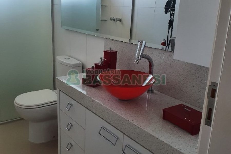 Casa com 327m², 3 dormitórios, 4 vagas, no bairro Interlagos em Caxias do Sul para Comprar