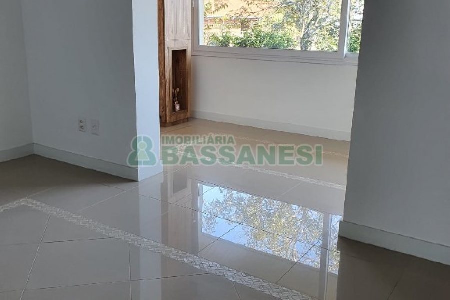 Casa com 327m², 3 dormitórios, 4 vagas, no bairro Interlagos em Caxias do Sul para Comprar