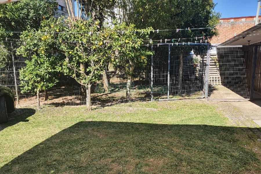 Casa com 327m², 3 dormitórios, 4 vagas, no bairro Interlagos em Caxias do Sul para Comprar