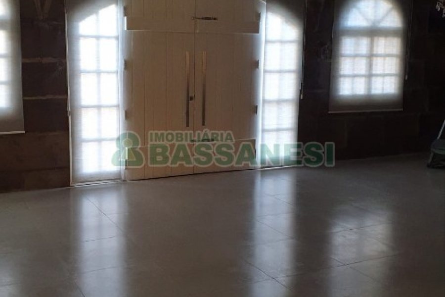 Casa com 327m², 3 dormitórios, 4 vagas, no bairro Interlagos em Caxias do Sul para Comprar