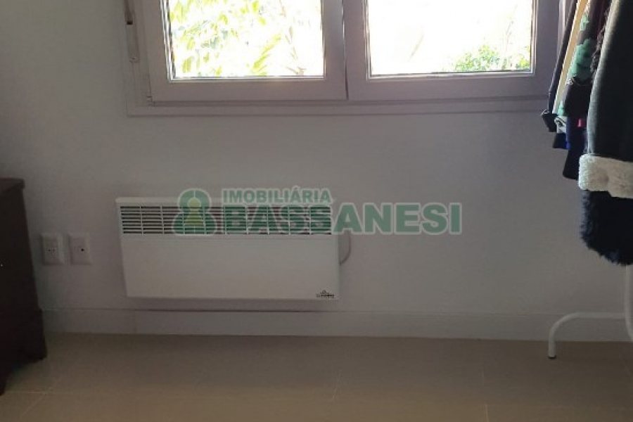 Casa com 327m², 3 dormitórios, 4 vagas, no bairro Interlagos em Caxias do Sul para Comprar