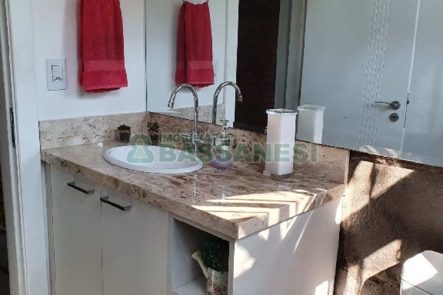 Casa com 327m², 3 dormitórios, 4 vagas, no bairro Interlagos em Caxias do Sul para Comprar