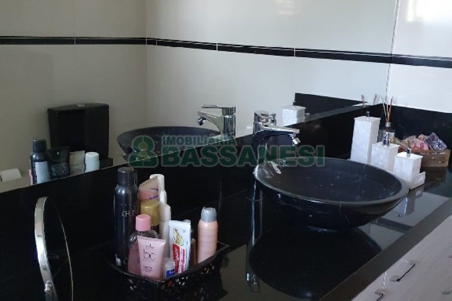 Casa com 327m², 3 dormitórios, 4 vagas, no bairro Interlagos em Caxias do Sul para Comprar