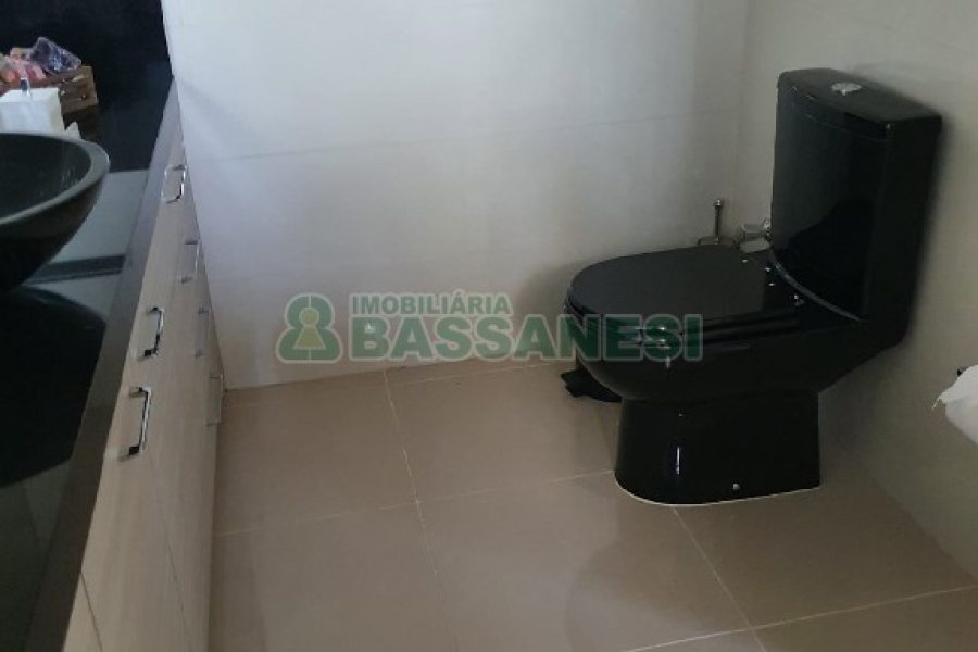 Casa com 327m², 3 dormitórios, 4 vagas, no bairro Interlagos em Caxias do Sul para Comprar