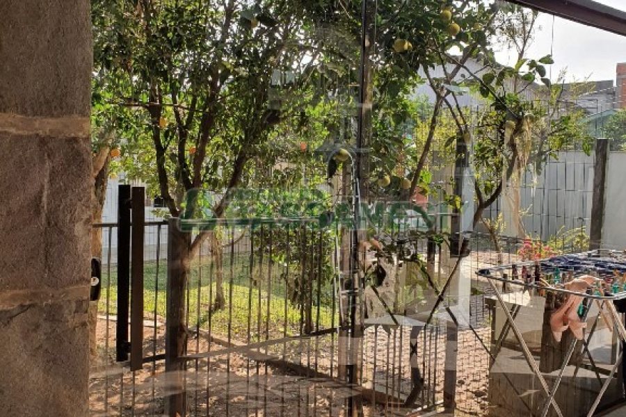 Casa com 327m², 3 dormitórios, 4 vagas, no bairro Interlagos em Caxias do Sul para Comprar