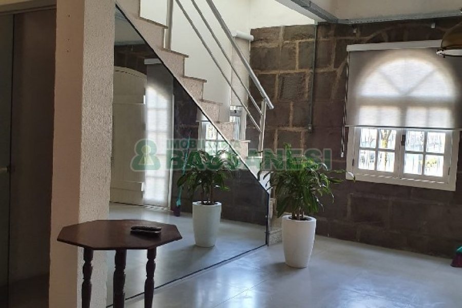 Casa com 327m², 3 dormitórios, 4 vagas, no bairro Interlagos em Caxias do Sul para Comprar