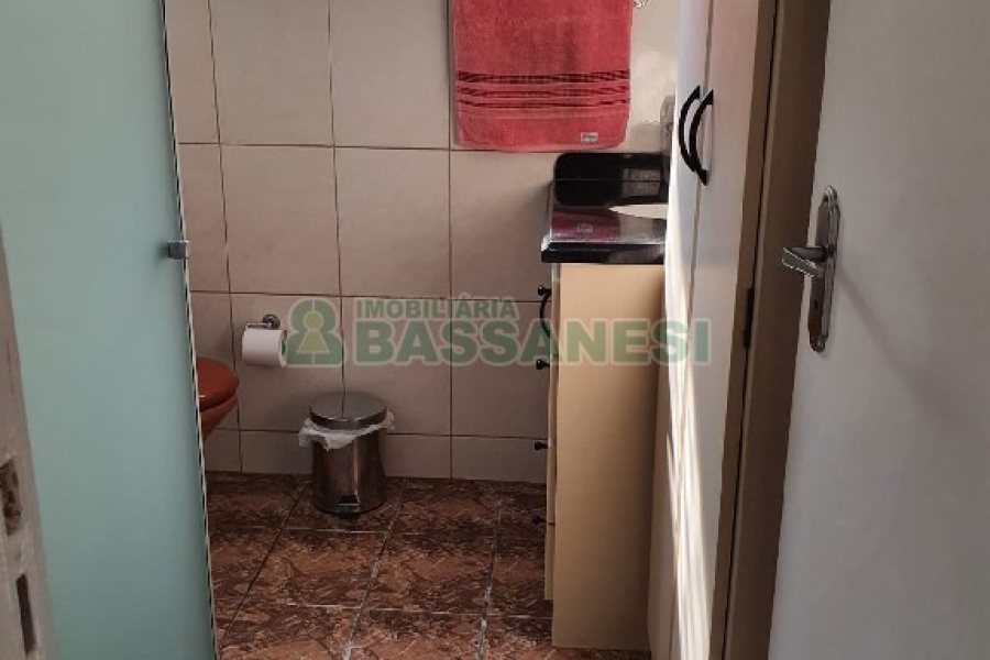 Casa com 327m², 3 dormitórios, 4 vagas, no bairro Interlagos em Caxias do Sul para Comprar