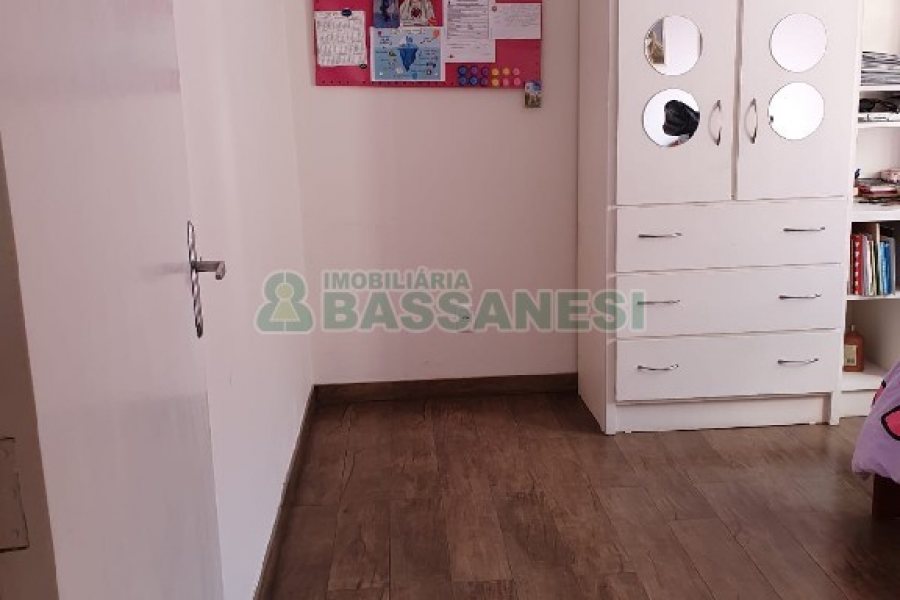 Casa com 327m², 3 dormitórios, 4 vagas, no bairro Interlagos em Caxias do Sul para Comprar