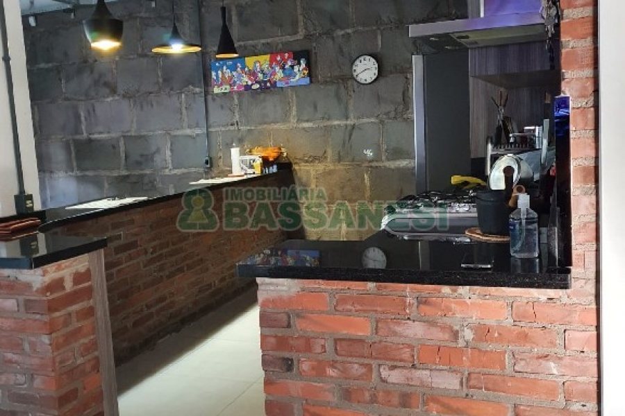 Casa com 327m², 3 dormitórios, 4 vagas, no bairro Interlagos em Caxias do Sul para Comprar