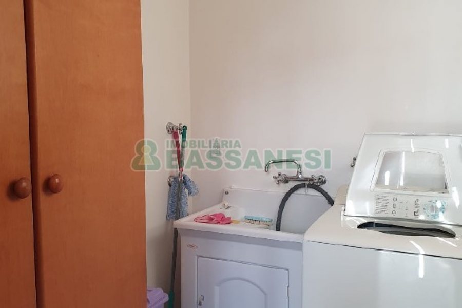 Casa com 327m², 3 dormitórios, 4 vagas, no bairro Interlagos em Caxias do Sul para Comprar