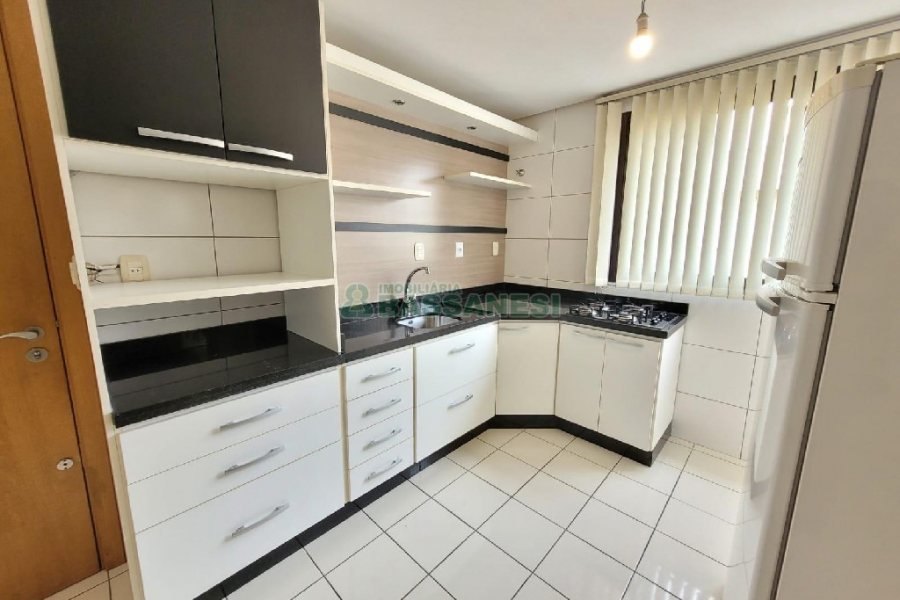 Apto Mobiliado com 95m², 2 dormitórios, 1 vaga, no bairro Centro em Caxias do Sul para Alugar