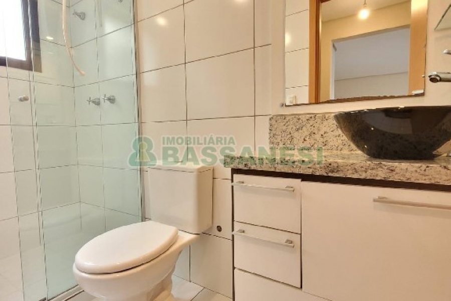 Apto Mobiliado com 95m², 2 dormitórios, 1 vaga, no bairro Centro em Caxias do Sul para Alugar