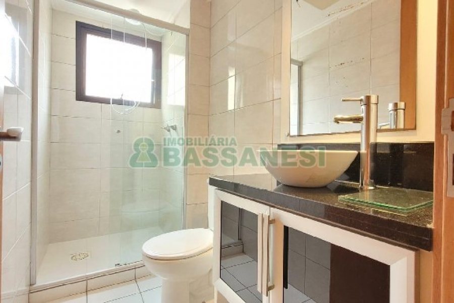 Apto Mobiliado com 95m², 2 dormitórios, 1 vaga, no bairro Centro em Caxias do Sul para Alugar
