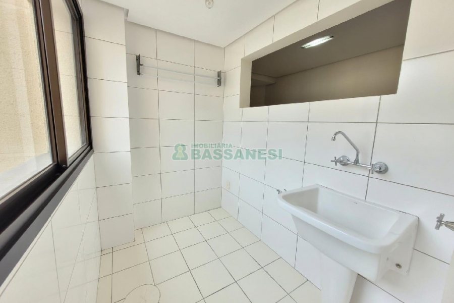 Apto Mobiliado com 95m², 2 dormitórios, 1 vaga, no bairro Centro em Caxias do Sul para Alugar