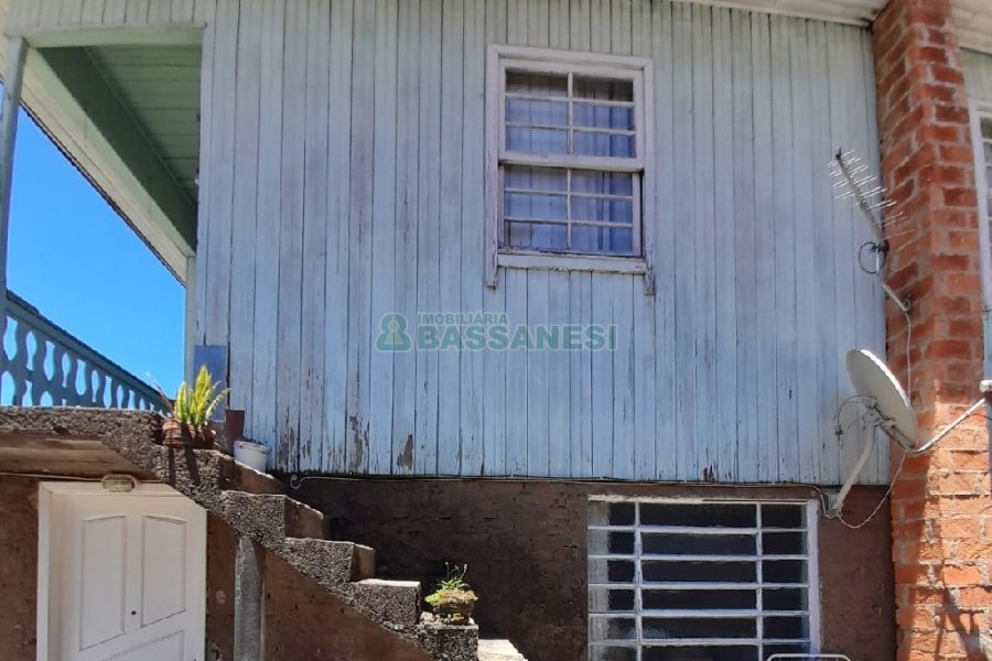 Casa com 100m², 3 dormitórios, 1 vaga, no bairro São Leopoldo em Caxias do Sul para Comprar