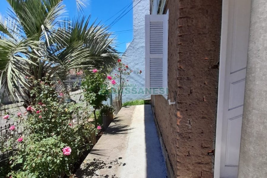 Casa com 100m², 3 dormitórios, 1 vaga, no bairro São Leopoldo em Caxias do Sul para Comprar