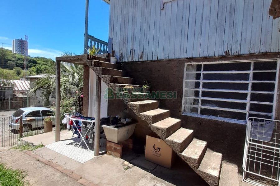 Casa com 100m², 3 dormitórios, 1 vaga, no bairro São Leopoldo em Caxias do Sul para Comprar