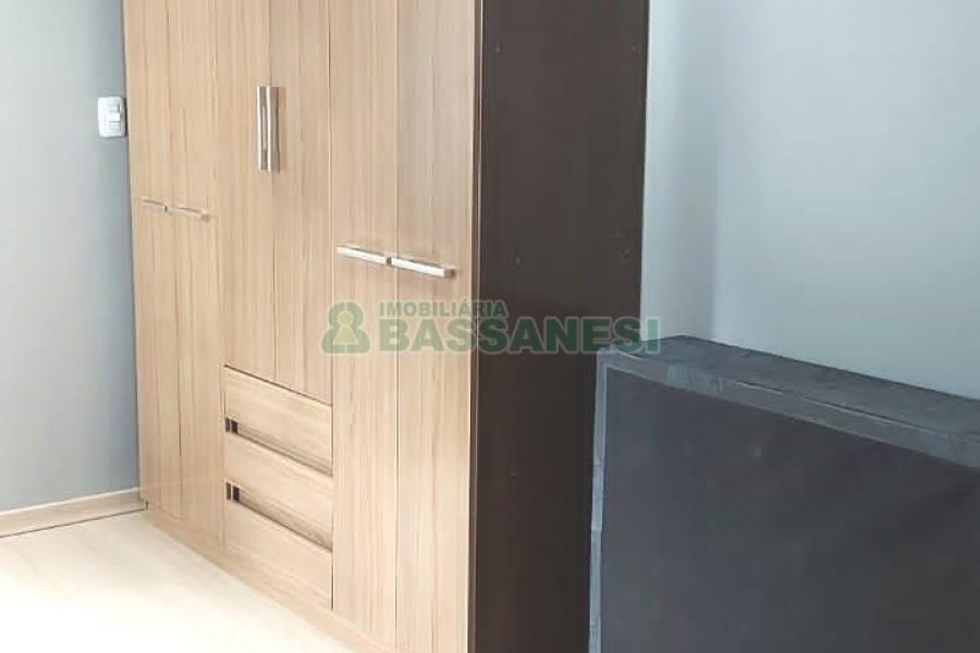 Sobrado com 87m², 2 dormitórios, 1 vaga, no bairro Charqueadas em Caxias do Sul para Comprar