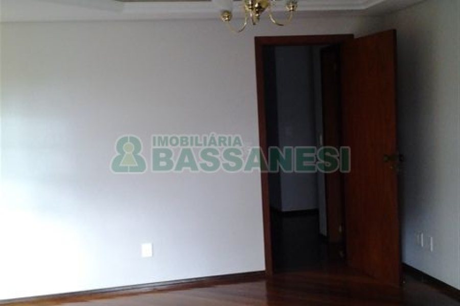 Apartamento com 150m², 3 dormitórios, 2 vagas, no bairro Santa Corona em Caxias do Sul para Comprar