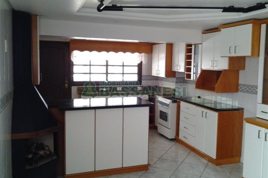 Apartamento com 150m², 3 dormitórios, 2 vagas, no bairro Santa Corona em Caxias do Sul para Comprar