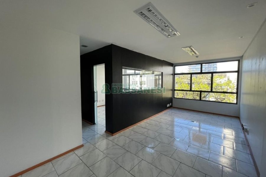 Sala com 96m², 1 vaga, no bairro Centro em Caxias do Sul para Comprar