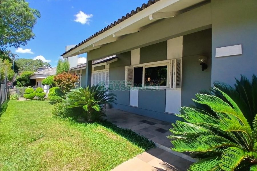 Casa Mobiliada com 611m², 4 dormitórios, 3 vagas, no bairro Petrópolis em Caxias do Sul para Alugar