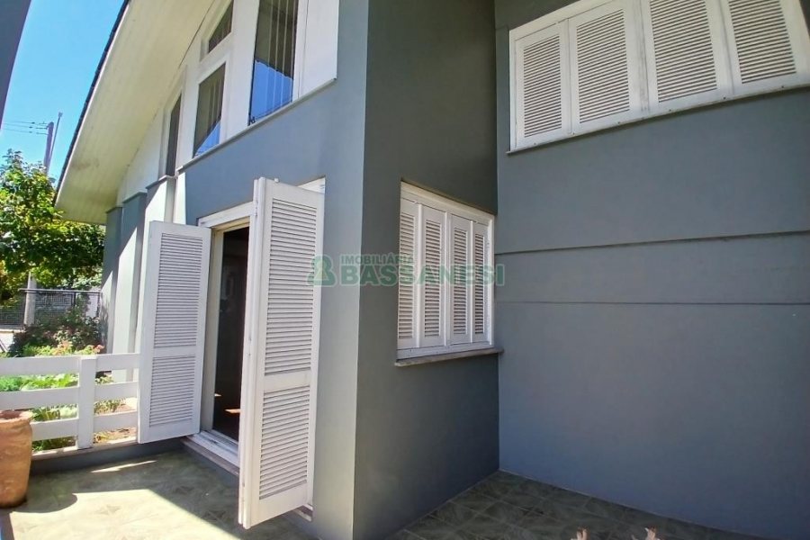 Casa Mobiliada com 611m², 4 dormitórios, 3 vagas, no bairro Petrópolis em Caxias do Sul para Alugar