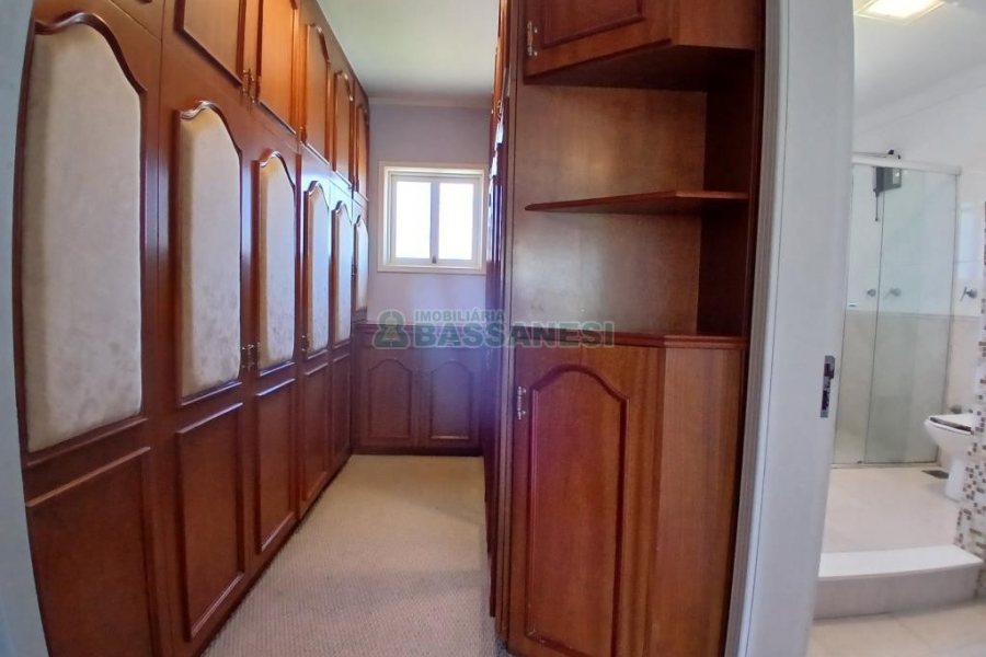 Casa Mobiliada com 611m², 4 dormitórios, 3 vagas, no bairro Petrópolis em Caxias do Sul para Alugar