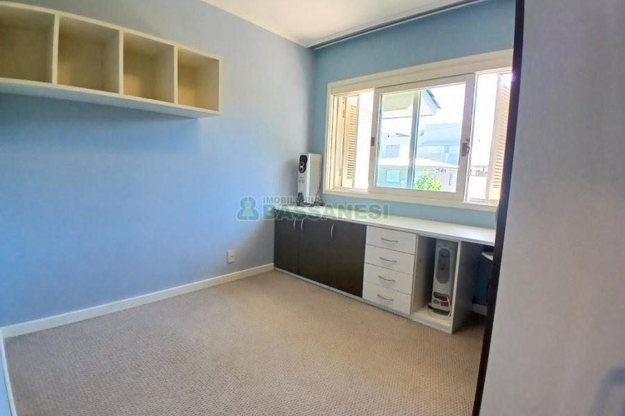 Casa Mobiliada com 611m², 4 dormitórios, 3 vagas, no bairro Petrópolis em Caxias do Sul para Alugar