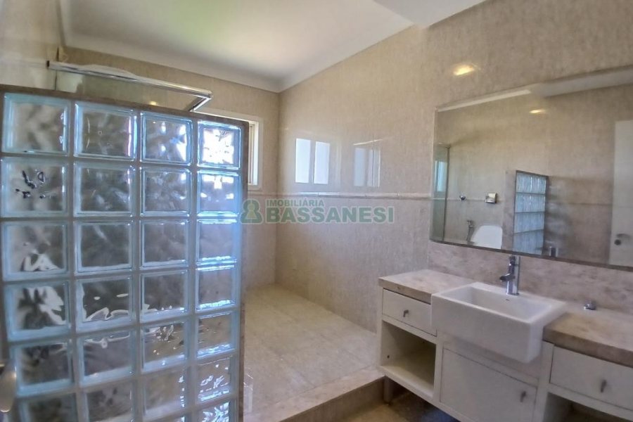 Casa Mobiliada com 611m², 4 dormitórios, 3 vagas, no bairro Petrópolis em Caxias do Sul para Alugar