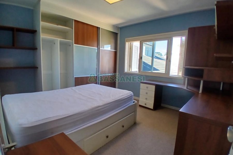 Casa Mobiliada com 611m², 4 dormitórios, 3 vagas, no bairro Petrópolis em Caxias do Sul para Alugar