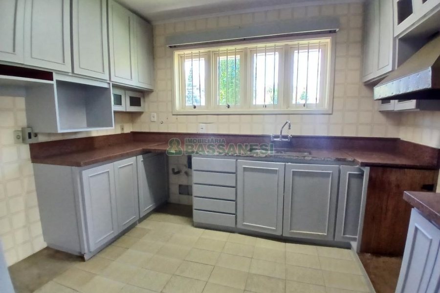 Casa Mobiliada com 611m², 4 dormitórios, 3 vagas, no bairro Petrópolis em Caxias do Sul para Alugar