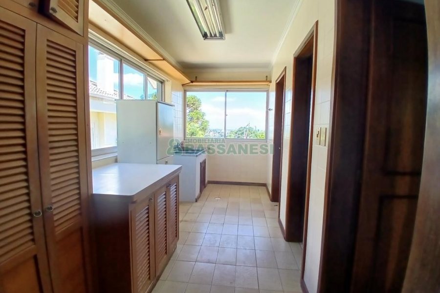 Casa Mobiliada com 611m², 4 dormitórios, 3 vagas, no bairro Petrópolis em Caxias do Sul para Alugar