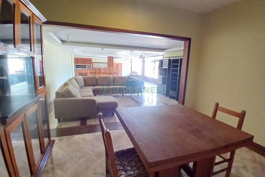 Casa Mobiliada com 611m², 4 dormitórios, 3 vagas, no bairro Petrópolis em Caxias do Sul para Alugar