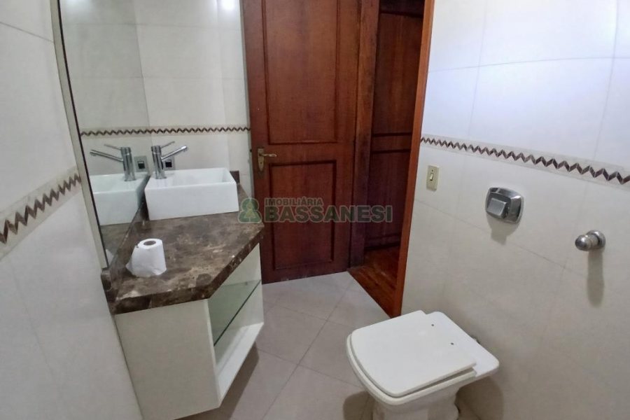 Casa Mobiliada com 611m², 4 dormitórios, 3 vagas, no bairro Petrópolis em Caxias do Sul para Alugar