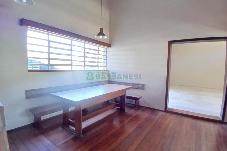 Casa Mobiliada com 611m², 4 dormitórios, 3 vagas, no bairro Petrópolis em Caxias do Sul para Alugar