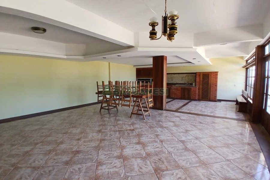 Casa Mobiliada com 611m², 4 dormitórios, 3 vagas, no bairro Petrópolis em Caxias do Sul para Alugar