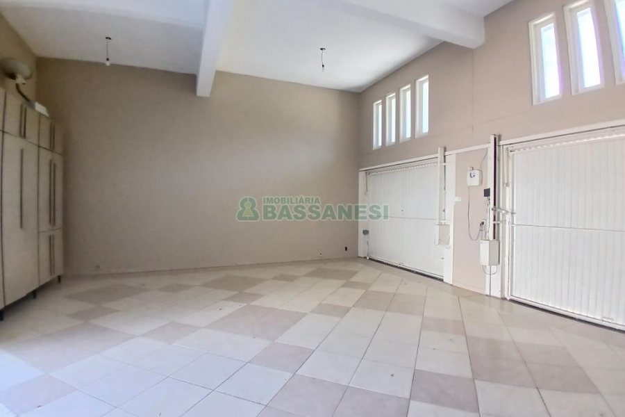 Casa Mobiliada com 611m², 4 dormitórios, 3 vagas, no bairro Petrópolis em Caxias do Sul para Alugar