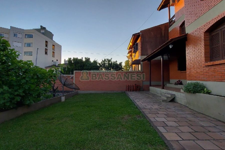 Casa com 405m², 3 dormitórios, 3 vagas, no bairro Colina Sorriso em Caxias do Sul para Comprar