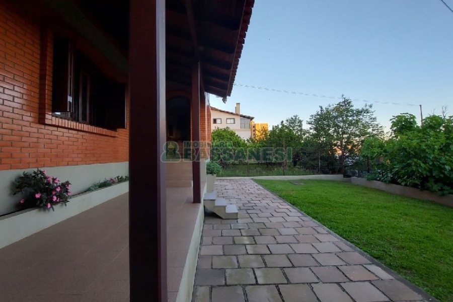 Casa com 405m², 3 dormitórios, 3 vagas, no bairro Colina Sorriso em Caxias do Sul para Comprar